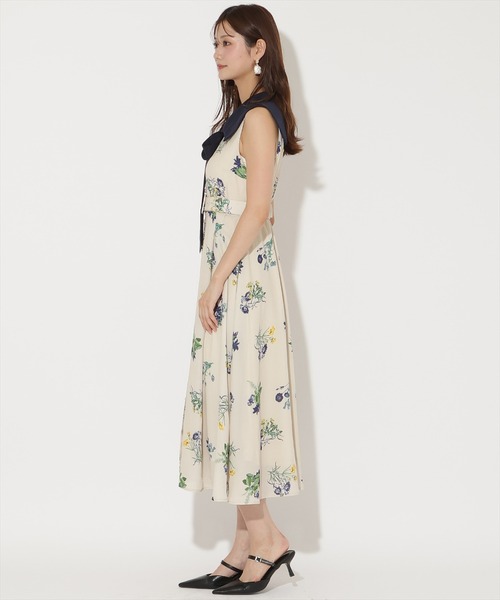 AND COUTURE(アンドクチュール)の「ドローイングフラワー配色襟ワンピース(ワンピース・レディース・ブラック系その他/ベージュ系その他/ブルー系その他・FREE)」の14枚目の写真