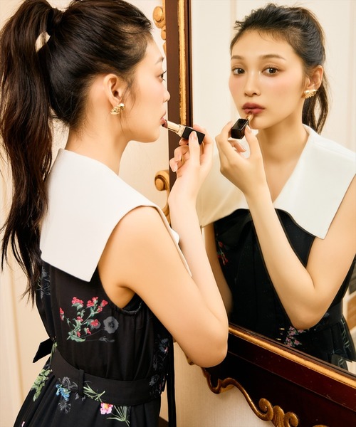 AND COUTURE(アンドクチュール)の「ドローイングフラワー配色襟ワンピース(ワンピース・レディース・ブラック系その他/ベージュ系その他/ブルー系その他・FREE)」の11枚目の写真