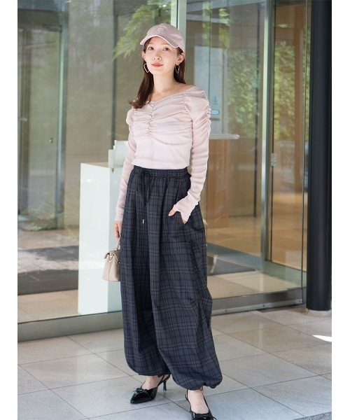 SNIDEL(スナイデル)の「ギャザーオフショルチュールトップス(Tシャツ/カットソー・レディース・ピンク/アイボリー/ブラック・F)」の10枚目の写真