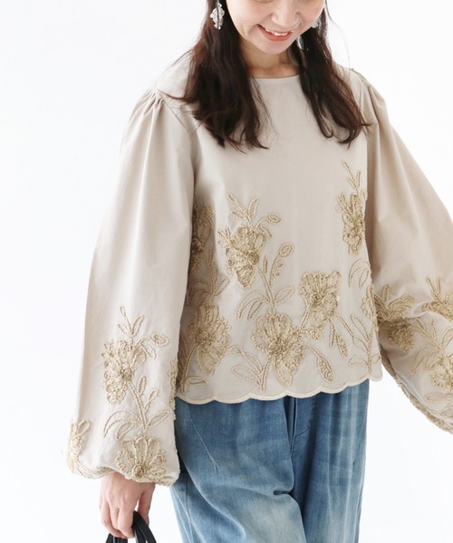 sanpo kuschel(サンポクシェル)の「〈全3色〉立体花とぽわん袖トップス(シャツ/ブラウス・レディース・ホワイト/ベージュ/ブラック・FREE)」の3枚目の写真