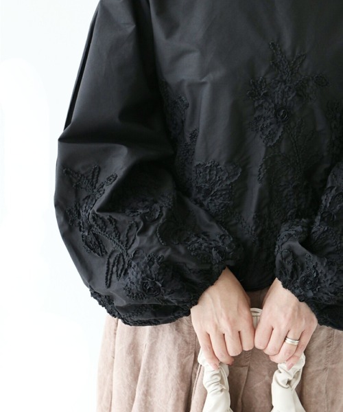 sanpo kuschel(サンポクシェル)の「〈全3色〉立体花とぽわん袖トップス(シャツ/ブラウス・レディース・ホワイト/ベージュ/ブラック・FREE)」の2枚目の写真