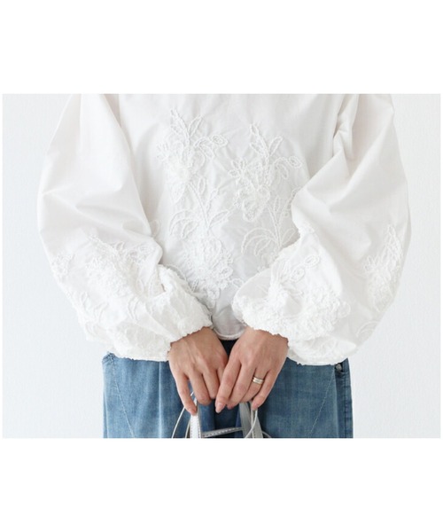 sanpo kuschel(サンポクシェル)の「〈全3色〉立体花とぽわん袖トップス(シャツ/ブラウス・レディース・ホワイト/ベージュ/ブラック・FREE)」の4枚目の写真