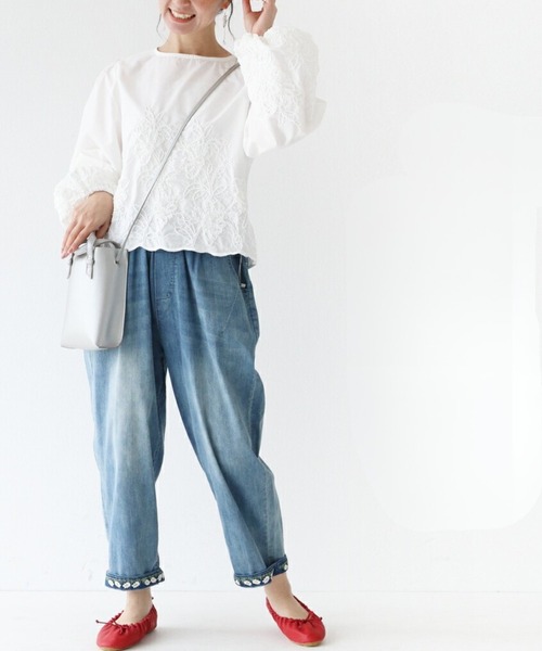 sanpo kuschel(サンポクシェル)の「〈全3色〉立体花とぽわん袖トップス(シャツ/ブラウス・レディース・ホワイト/ベージュ/ブラック・FREE)」の5枚目の写真
