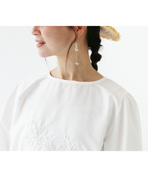 sanpo kuschel(サンポクシェル)の「〈全3色〉立体花とぽわん袖トップス(シャツ/ブラウス・レディース・ホワイト/ベージュ/ブラック・FREE)」の15枚目の写真