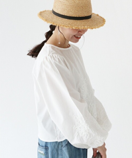 sanpo kuschel(サンポクシェル)の「〈全3色〉立体花とぽわん袖トップス(シャツ/ブラウス・レディース・ホワイト/ベージュ/ブラック・FREE)」の16枚目の写真