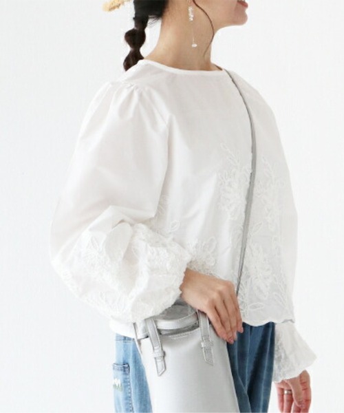 sanpo kuschel(サンポクシェル)の「〈全3色〉立体花とぽわん袖トップス(シャツ/ブラウス・レディース・ホワイト/ベージュ/ブラック・FREE)」の18枚目の写真