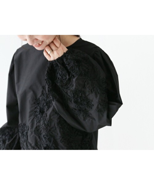sanpo kuschel(サンポクシェル)の「〈全3色〉立体花とぽわん袖トップス(シャツ/ブラウス・レディース・ホワイト/ベージュ/ブラック・FREE)」の21枚目の写真