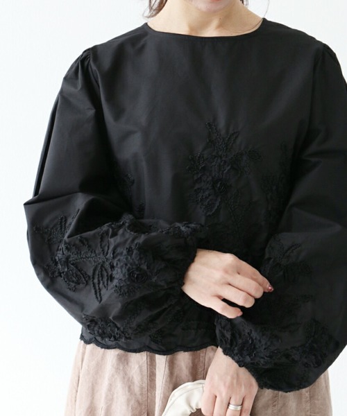 sanpo kuschel(サンポクシェル)の「〈全3色〉立体花とぽわん袖トップス(シャツ/ブラウス・レディース・ホワイト/ベージュ/ブラック・FREE)」の9枚目の写真