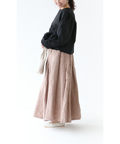 sanpo kuschel(サンポクシェル)の「〈全3色〉立体花とぽわん袖トップス(シャツ/ブラウス・レディース・ホワイト/ベージュ/ブラック・FREE)」の8枚目の写真