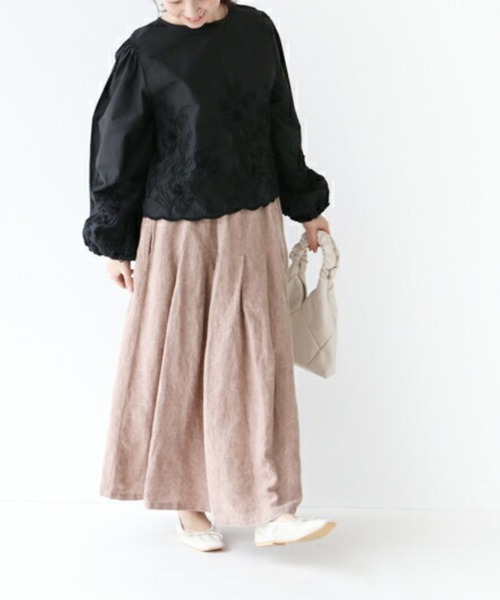 sanpo kuschel(サンポクシェル)の「〈全3色〉立体花とぽわん袖トップス(シャツ/ブラウス・レディース・ホワイト/ベージュ/ブラック・FREE)」の22枚目の写真