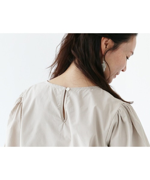 sanpo kuschel(サンポクシェル)の「〈全3色〉立体花とぽわん袖トップス(シャツ/ブラウス・レディース・ホワイト/ベージュ/ブラック・FREE)」の11枚目の写真