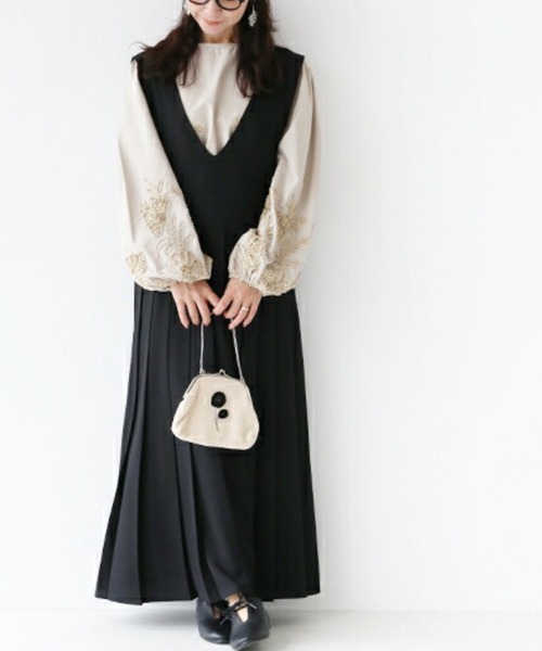 sanpo kuschel(サンポクシェル)の「〈全3色〉立体花とぽわん袖トップス(シャツ/ブラウス・レディース・ホワイト/ベージュ/ブラック・FREE)」の10枚目の写真