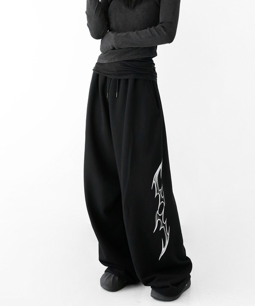 トライバルグラフィックスウェットパンツ（スウェットパンツ