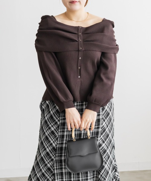 CLETTE(クレット)の「CLETTEオリジナルフロントボタンオフショル風長袖ニット(ニット/セーター・レディース・ピンク/ブラウン/チャコールグレー・LL/3L/4L)」の11枚目の写真