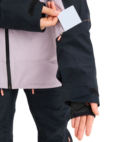 ROXY(ロキシー)の「GORE-TEX LUNALITE 3L/ロキシーゴアテックススキースノーボードウェア(ジャケット)(マウンテンパーカー・レディース・ライラック・MEDIUM/LARGE)」の16枚目の写真