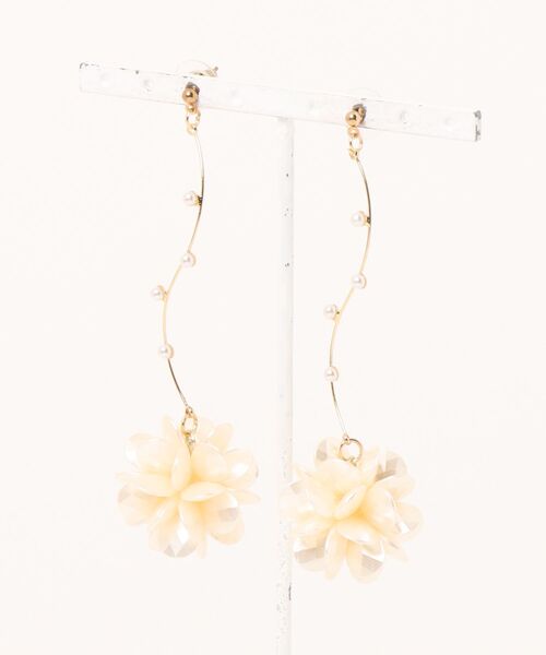 tone(トーン)の「【charme by pimo 】フラワーボール ベージュ ビーズ ピアス(MA)(ピアス(両耳用)・レディース・ベージュ・FREE)」の1枚目の写真