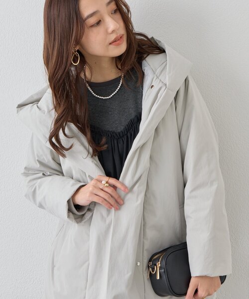 un dix cors（アンディコール）の「《上品スッキリ見え◎》マットランブラークロスロングダウンコート（ダウンジャケット/コート・レディース・グレイッシュベージュ/ブラック・FREE）」の2枚目の写真