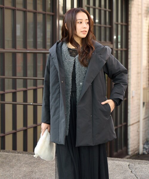 un dix cors（アンディコール）の「《上品スッキリ見え◎》マットランブラークロスロングダウンコート（ダウンジャケット/コート・レディース・グレイッシュベージュ/ブラック・FREE）」の3枚目の写真