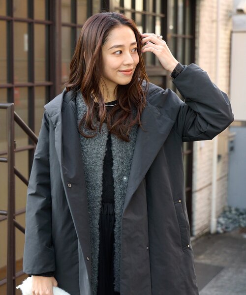 un dix cors（アンディコール）の「《上品スッキリ見え◎》マットランブラークロスロングダウンコート（ダウンジャケット/コート・レディース・グレイッシュベージュ/ブラック・FREE）」の4枚目の写真