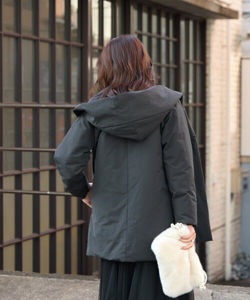 un dix cors（アンディコール）の「《上品スッキリ見え◎》マットランブラークロスロングダウンコート（ダウンジャケット/コート・レディース・グレイッシュベージュ/ブラック・FREE）」の6枚目の写真