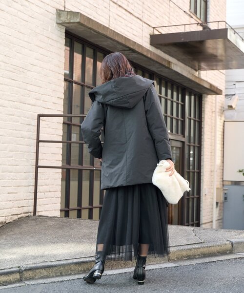 un dix cors（アンディコール）の「《上品スッキリ見え◎》マットランブラークロスロングダウンコート（ダウンジャケット/コート・レディース・グレイッシュベージュ/ブラック・FREE）」の10枚目の写真