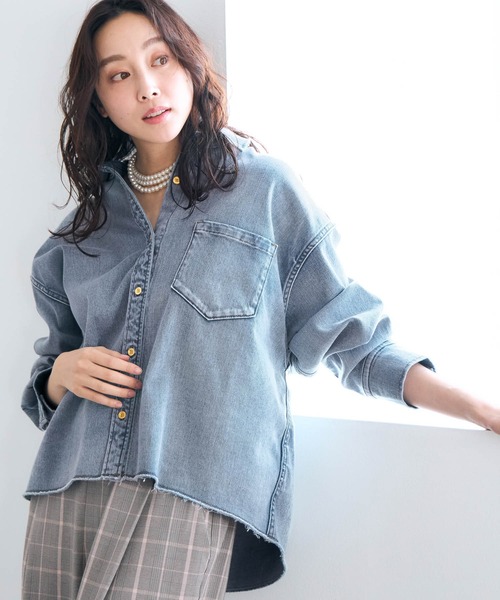 Elura(エルーラ)の「大人カラーデニムシャツ/625553(シャツ/ブラウス・レディース・ブルー/ライトピンク/ブラウン/ホワイト/ベージュ・FREE)」の16枚目の写真