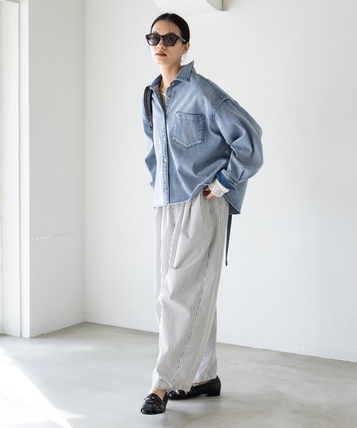 Elura（エルーラ）の「大人カラーデニムシャツ/625553（シャツ/ブラウス・レディース・ブルー/ライトピンク/ブラウン/ホワイト/ベージュ・FREE）」の21枚目の写真