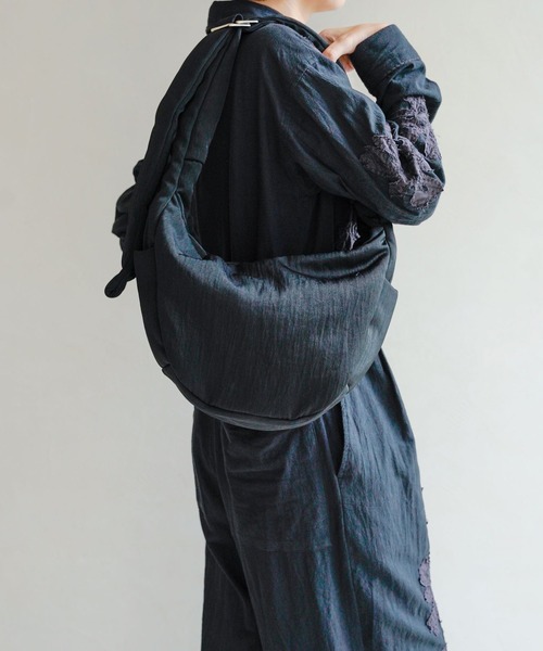 CONZ（コンズ）の「ANNIE PUFFER TOWN MOON BAG/CERATO BRIGHT（ショルダーバッグ・メンズ・ブラウン/ブラック・FREE）」の6枚目の写真