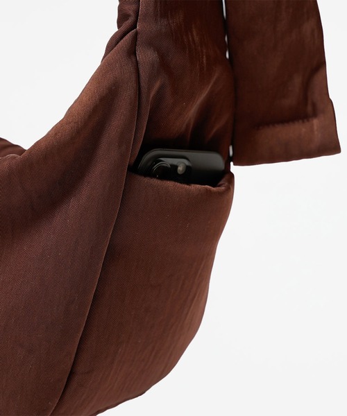 CONZ（コンズ）の「ANNIE PUFFER TOWN MOON BAG/CERATO BRIGHT（ショルダーバッグ・メンズ・ブラウン/ブラック・FREE）」の8枚目の写真