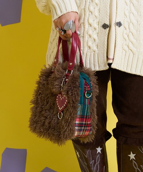 CIAOPANIC（チャオパニック）の「【Me＋Me/ミープラスミー】ハートチャーム付きファーボストンバック（トートバッグ・レディース・ネイビー/ブラウン・ONE SIZE）」の4枚目の写真