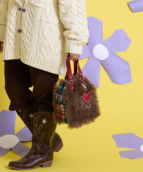 CIAOPANIC（チャオパニック）の「【Me＋Me/ミープラスミー】ハートチャーム付きファーボストンバック（トートバッグ・レディース・ネイビー/ブラウン・ONE SIZE）」の7枚目の写真