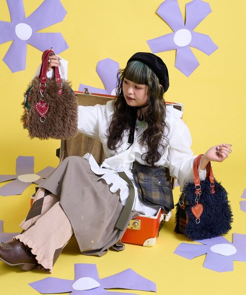 CIAOPANIC（チャオパニック）の「【Me＋Me/ミープラスミー】ハートチャーム付きファーボストンバック（トートバッグ・レディース・ネイビー/ブラウン・ONE SIZE）」の21枚目の写真