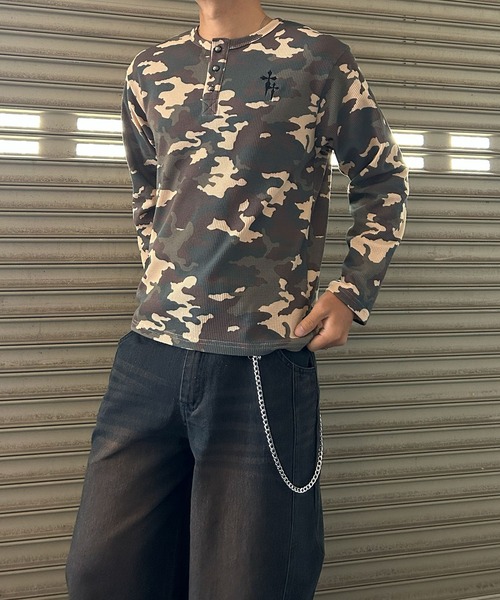 NYLAUS(ナイラス)の「【NYS】2026新作 ショート丈 クロス刺繍 ヘンリーネック ワッフルロンT 長袖Tシャツ ロングTシャツ(Tシャツ/カットソー・メンズ・グリーン系カモフラージュ/カモフラージュ/チャコール/ブラック・L/M)」の1枚目の写真