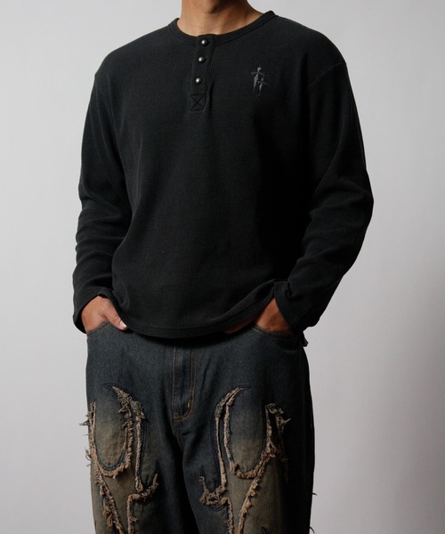 NYLAUS(ナイラス)の「【NYS】2026新作 ショート丈 クロス刺繍 ヘンリーネック ワッフルロンT 長袖Tシャツ ロングTシャツ(Tシャツ/カットソー・メンズ・グリーン系カモフラージュ/カモフラージュ/チャコール/ブラック・L/M)」の2枚目の写真