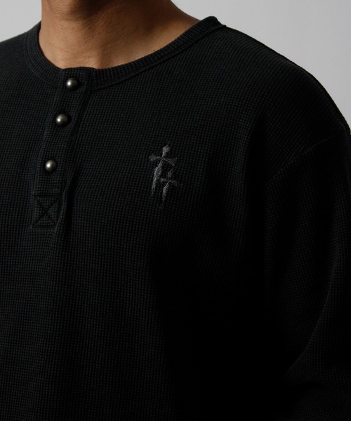 NYLAUS(ナイラス)の「【NYS】2026新作 ショート丈 クロス刺繍 ヘンリーネック ワッフルロンT 長袖Tシャツ ロングTシャツ(Tシャツ/カットソー・メンズ・グリーン系カモフラージュ/カモフラージュ/チャコール/ブラック・L/M)」の19枚目の写真