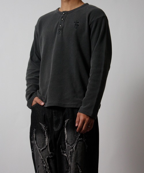 NYLAUS（ナイラス）の「【NYS】2026新作 ショート丈 クロス刺繍 ヘンリーネック ワッフルロンT 長袖Tシャツ ロングTシャツ（Tシャツ/カットソー・メンズ・グリーン系カモフラージュ/カモフラージュ/チャコール/ブラック・L/M）」の19枚目の写真