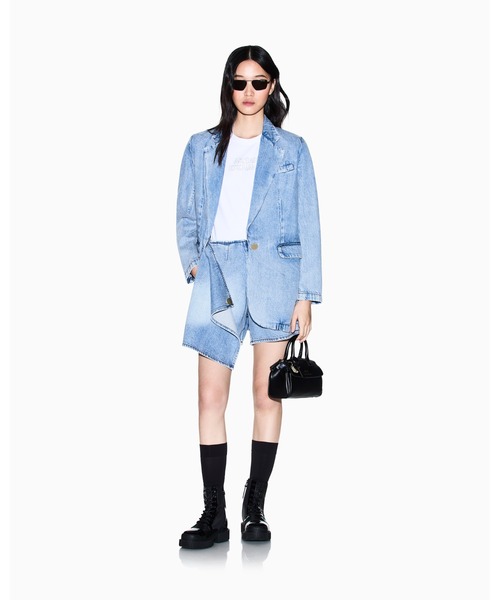 ARMANI EXCHANGE（アルマーニエクスチェンジ）の「【A|X アルマーニ エクスチェンジ】ライトブルーデニム ラップショーツ（デニムパンツ・レディース・インディゴブルー・2/0/6/4）」の4枚目の写真