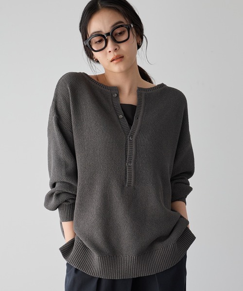 YECCA VECCA(イェッカヴェッカ)の「2wayヘンリーネックルーズニット(ニット/セーター・レディース・ベージュ/チャコールグレー/アイボリー・FREE)」の3枚目の写真