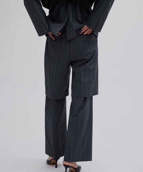 Ameri（アメリ）の「DEFORMATION PINSTRIPE PANTS（その他パンツ・レディース・グレー/ブラウン・SMALL/MEDIUM）」の4枚目の写真