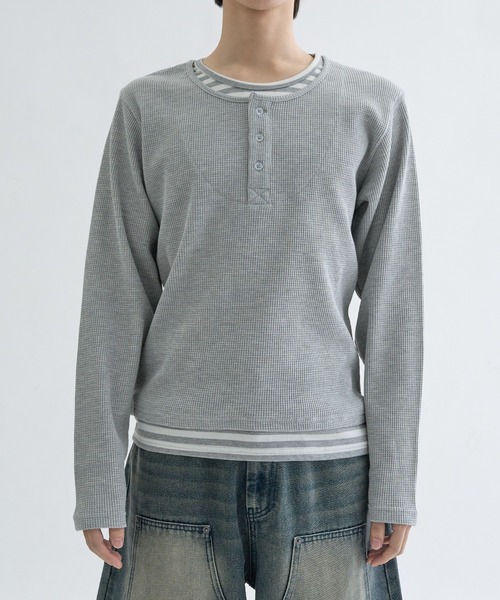 EPNK（イーピーエヌケー）の「Layered border henlyneck / レイヤードボーダーヘンリーネック（Tシャツ/カットソー・メンズ・ライトグレー/チャコールグレー・SMALL/MEDIUM/LARGE）」の5枚目の写真