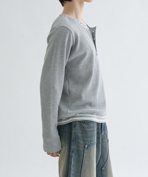 EPNK（イーピーエヌケー）の「Layered border henlyneck / レイヤードボーダーヘンリーネック（Tシャツ/カットソー・メンズ・ライトグレー/チャコールグレー・SMALL/MEDIUM/LARGE）」の6枚目の写真