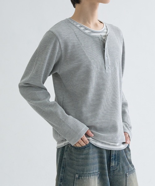 EPNK（イーピーエヌケー）の「Layered border henlyneck / レイヤードボーダーヘンリーネック（Tシャツ/カットソー・メンズ・ライトグレー/チャコールグレー・SMALL/MEDIUM/LARGE）」の7枚目の写真