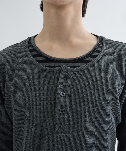 EPNK（イーピーエヌケー）の「Layered border henlyneck / レイヤードボーダーヘンリーネック（Tシャツ/カットソー・メンズ・ライトグレー/チャコールグレー・SMALL/MEDIUM/LARGE）」の21枚目の写真
