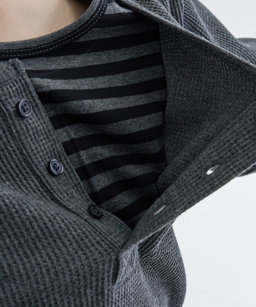 EPNK（イーピーエヌケー）の「Layered border henlyneck / レイヤードボーダーヘンリーネック（Tシャツ/カットソー・メンズ・ライトグレー/チャコールグレー・SMALL/MEDIUM/LARGE）」の22枚目の写真