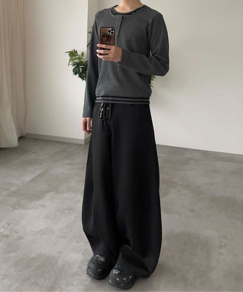 EPNK（イーピーエヌケー）の「Layered border henlyneck / レイヤードボーダーヘンリーネック（Tシャツ/カットソー・メンズ・ライトグレー/チャコールグレー・SMALL/MEDIUM/LARGE）」の4枚目の写真