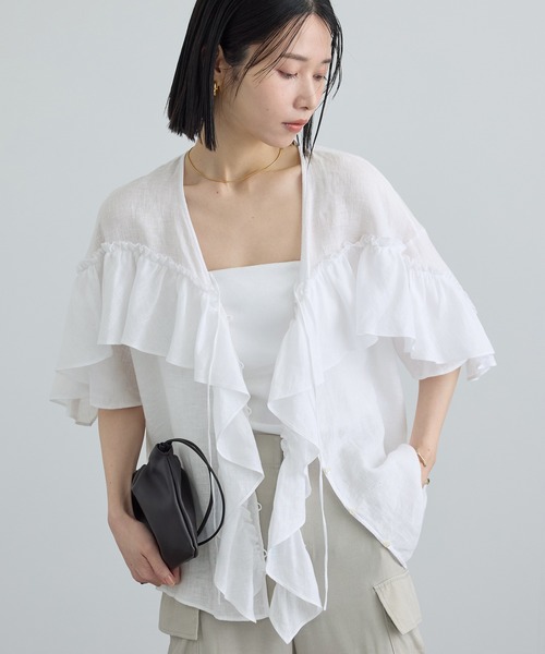 SALON adam et rope'（サロン アダム エ ロペ）の「【WEB限定】ヨーロピアンリネンルジェフリルブラウス（シャツ/ブラウス・レディース・ブルー系その他4/ホワイト/チャコールグレー・FREE）」の2枚目の写真