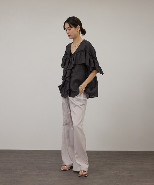 SALON adam et rope'（サロン アダム エ ロペ）の「【WEB限定】ヨーロピアンリネンルジェフリルブラウス（シャツ/ブラウス・レディース・ブルー系その他4/ホワイト/チャコールグレー・FREE）」の18枚目の写真