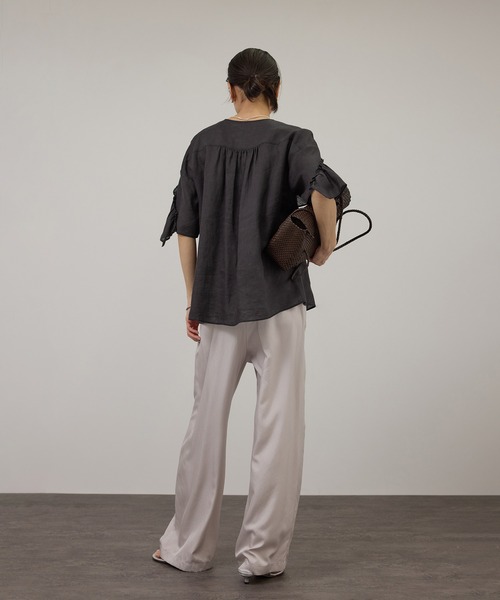 SALON adam et rope'（サロン アダム エ ロペ）の「【WEB限定】ヨーロピアンリネンルジェフリルブラウス（シャツ/ブラウス・レディース・ブルー系その他4/ホワイト/チャコールグレー・FREE）」の21枚目の写真