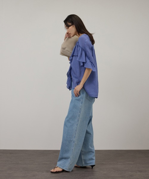 SALON adam et rope'（サロン アダム エ ロペ）の「【WEB限定】ヨーロピアンリネンルジェフリルブラウス（シャツ/ブラウス・レディース・ブルー系その他4/ホワイト/チャコールグレー・FREE）」の4枚目の写真