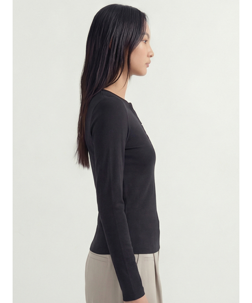 ACUD(アクド)の「Slim Ribbed T-shirt _Black(Tシャツ/カットソー・レディース・ブラック・FREE)」の3枚目の写真